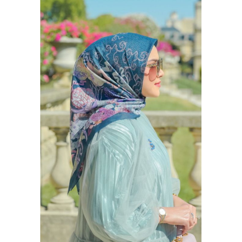 SCARF WONDERLAND DISNEY X BUTTONSCARVES CROWN BLUE NEW BOX