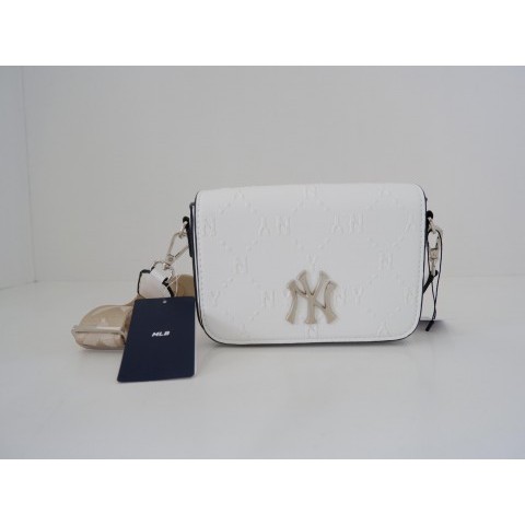 NEW YORK YANKEES LEATHER CAMERA BAG