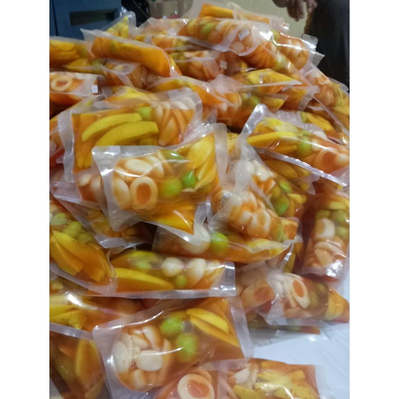 

asinan buah mix.perdus isi 40pcs.bisa untuk jadi reseller atau mau di jual lgi.bisa request..