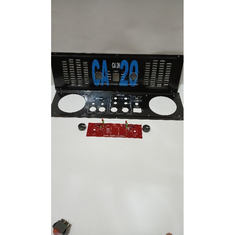 Plat CA 20 dengan perlengkapan panel depan