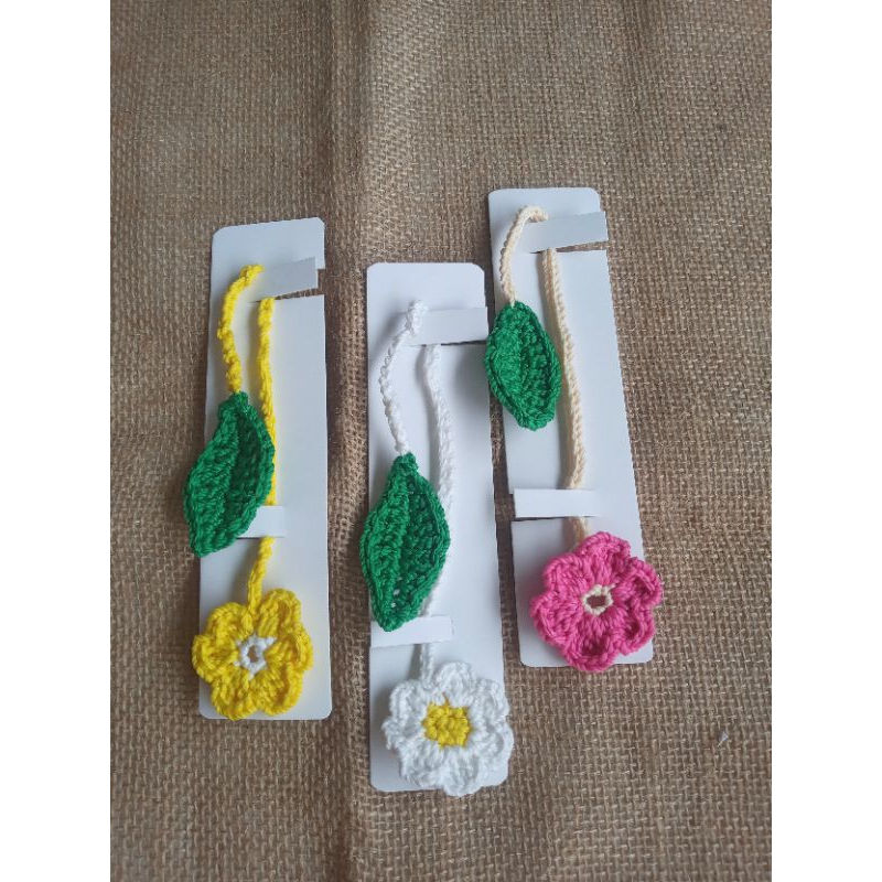 

pembatas buku rajut bunga daun