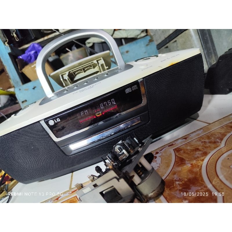 Radio Tipe DVD LG UPC-D1000. Kondisi Hidup Tapi disepeker  tidak keluar suaranya, IC PA sudah Angus 