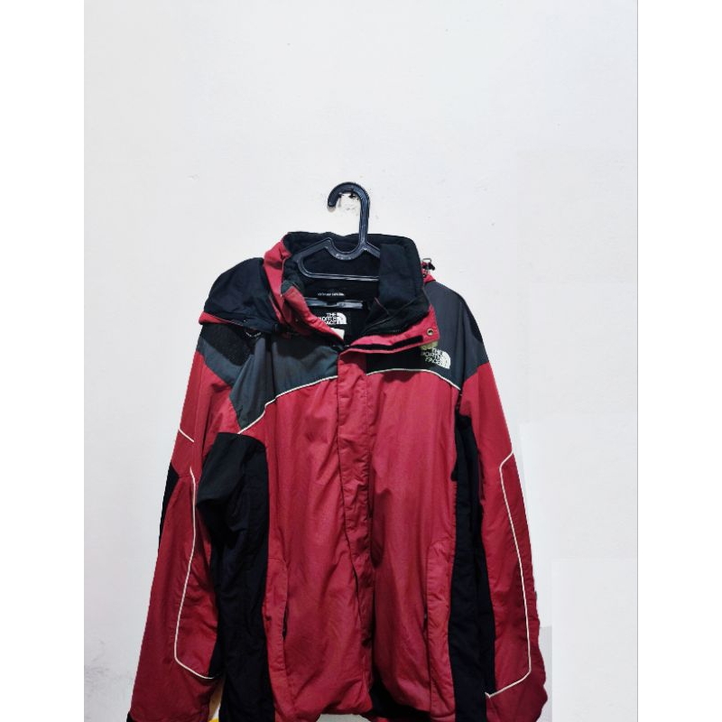 The North Face Hyvent DL Mens Snowboard Jacket (Colour: Red/Black)