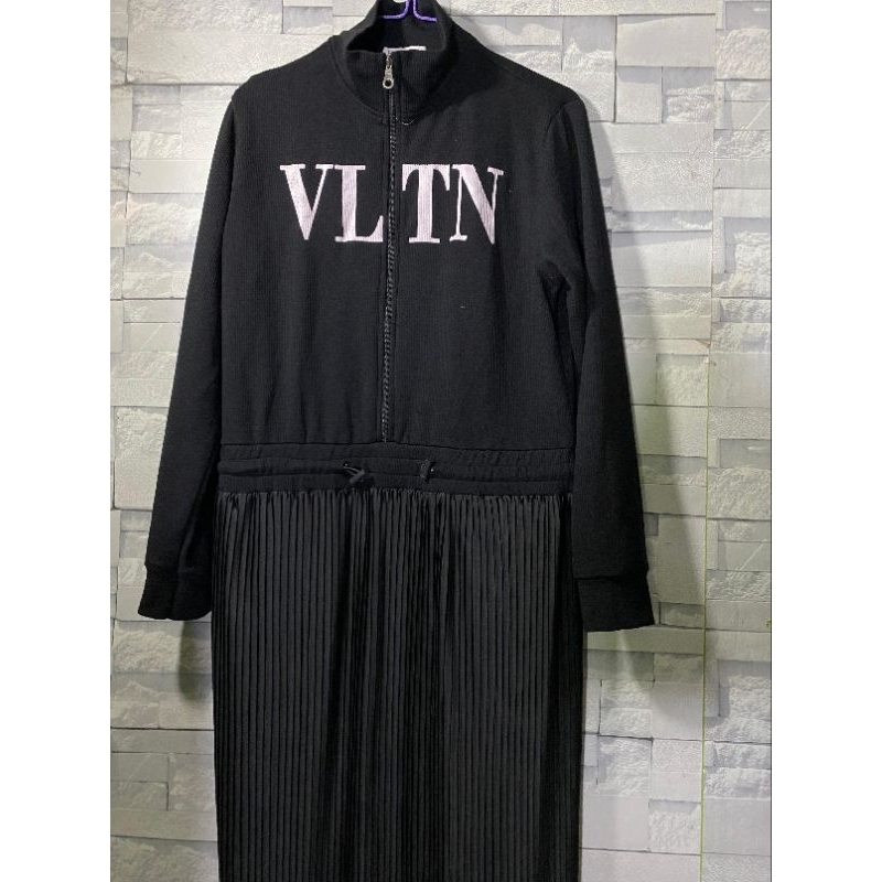 dress VLTN hitam