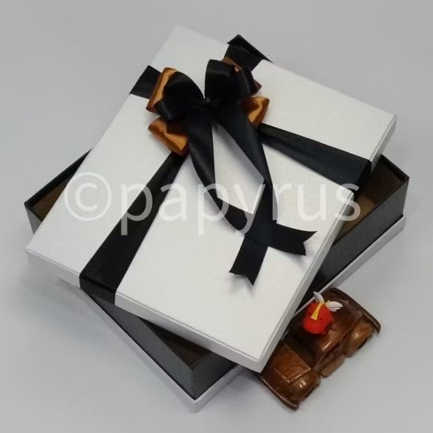 

PAPYRUS Sandwich 25x30 Tinggi 10cm Kotak Kado Gift Box V2