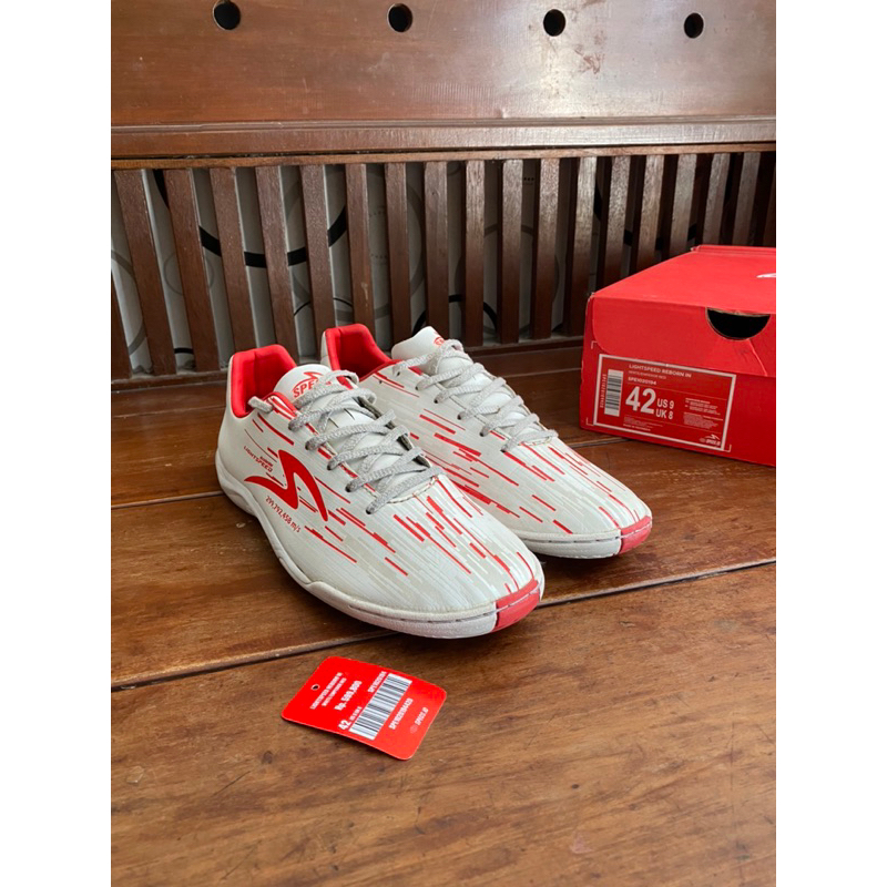 specs Lightspeed Reborn White emperor red IN size 42