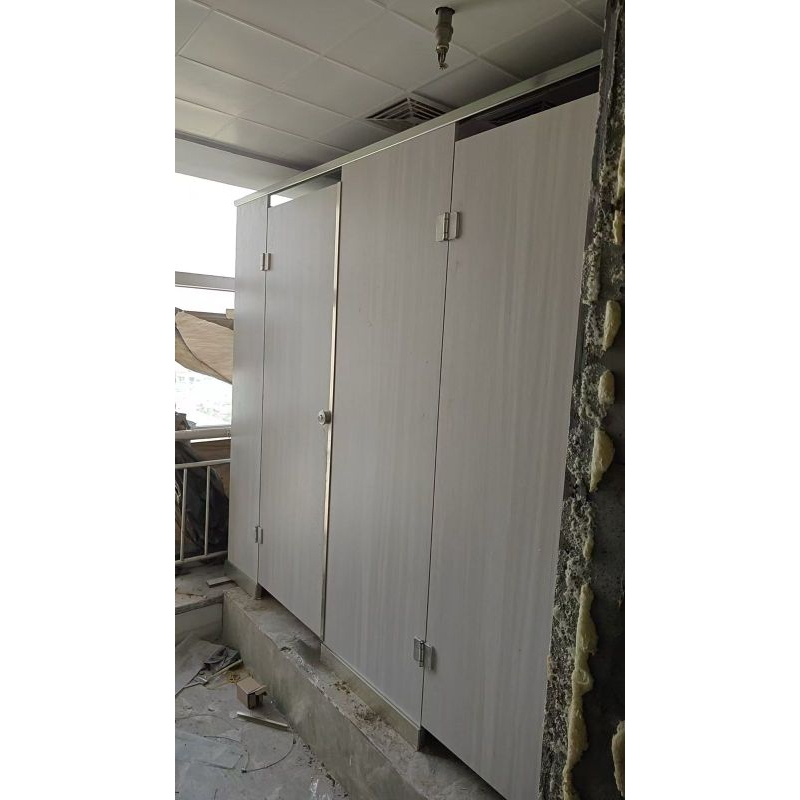 pintu cubicle toilet