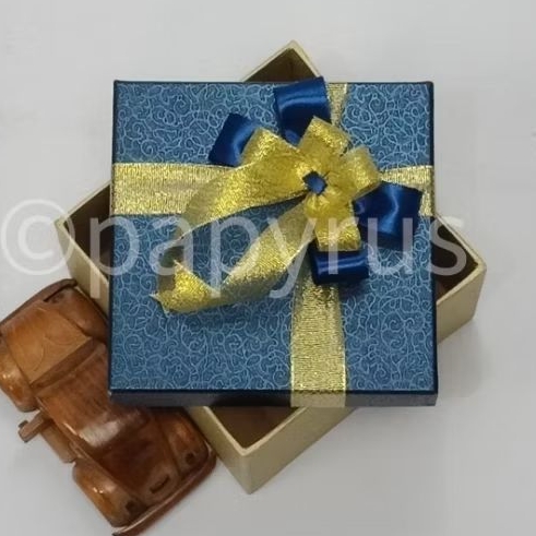 

PAPYRUS Kombinasi 15x15 Tinggi 5cm Kotak Kado Gift Box Hadiah V2