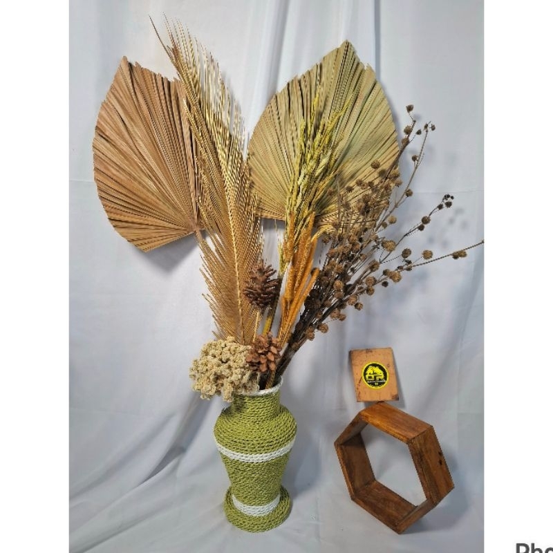 bunga pojok kursi . bunga hias ruang tamu , bunga kering , paket bunga dekorasi +vas tali mendong