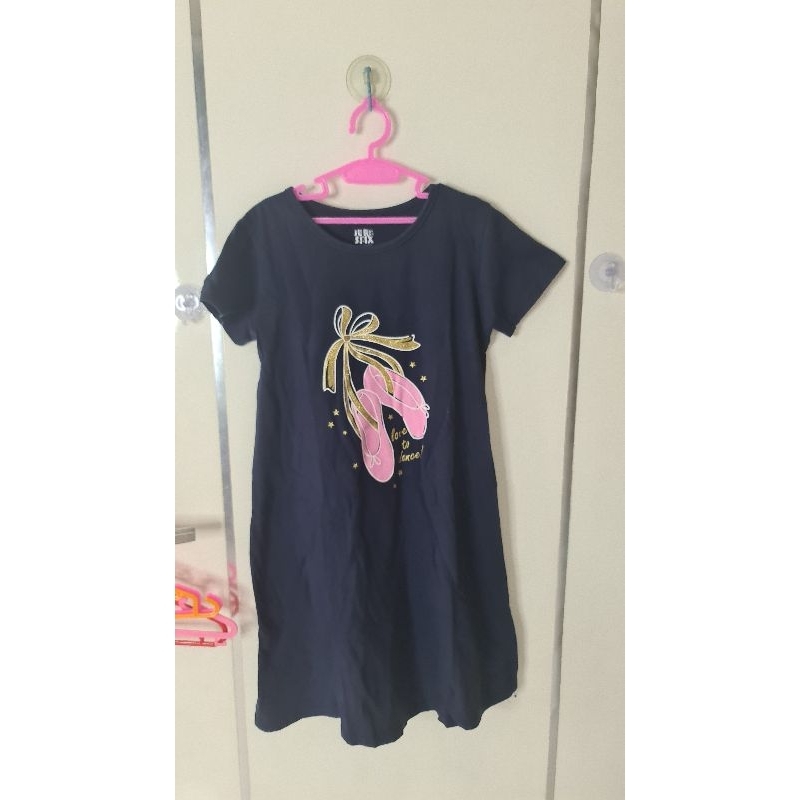 Baju Kaos Bekas Anak Cewek Terusan Biru Gelap Motif Sepatu Ballet Max Usia 6 Tahun