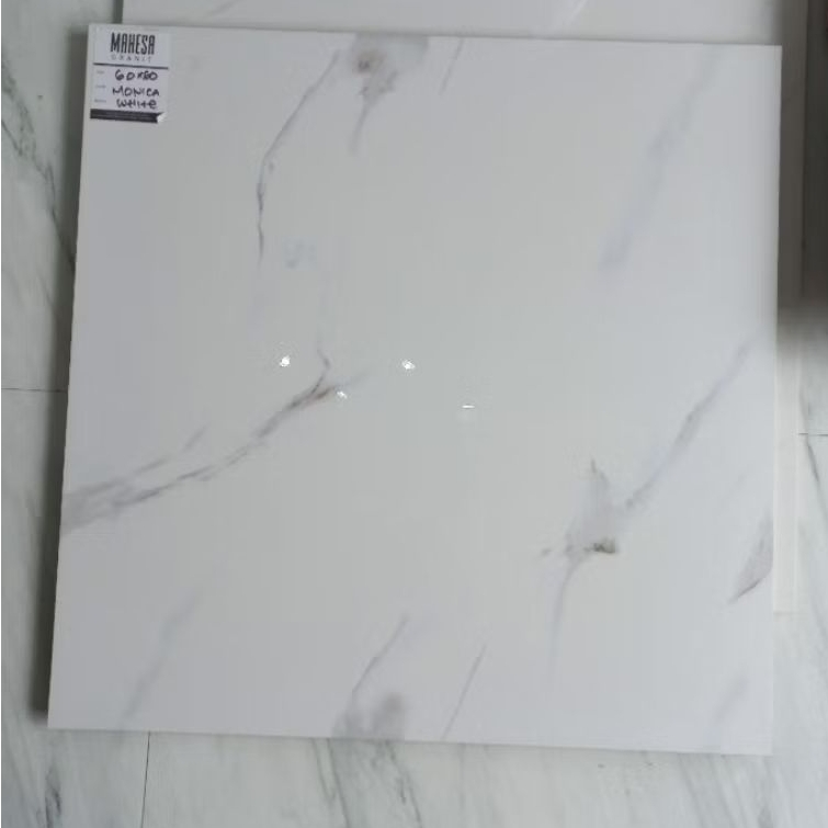 GRANIT MERK MAHESA TIPE MONICA WHITE UKURAN 60X60 WARNA PUTIH CORAK WARNA ABU PERMUKAAN TEKSTURE GLO
