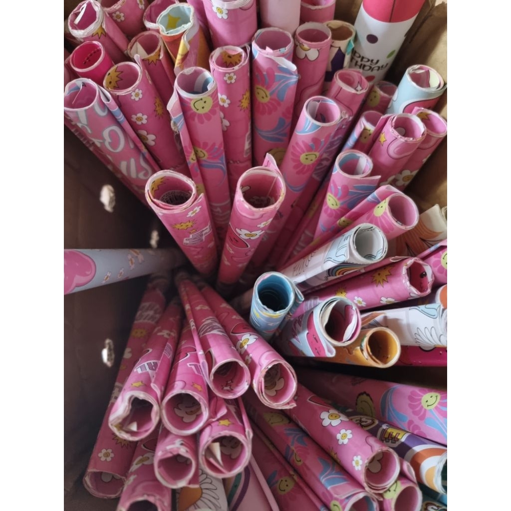 

Kertas kado - 1 hadiah biasanya pakai 2 kertas kado