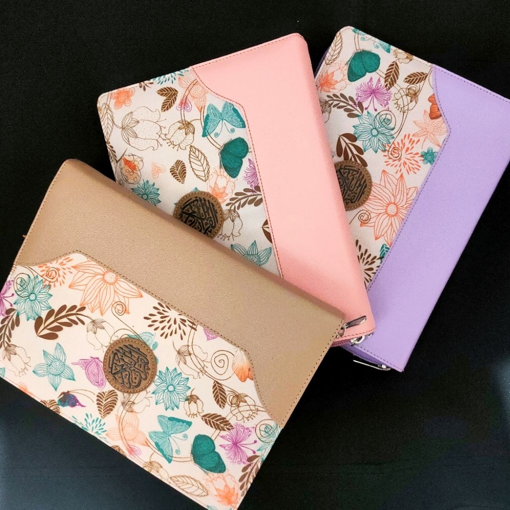 

Sampul Al Quran Sedang A5 21x15cm Sleting Cover Alquran Muslimah Motif Bunga Pink Ungu Coksu - Wadah Tempat Tas Dompet Al Quran Anti Air Kulit Sintetis Dinir Tanggung