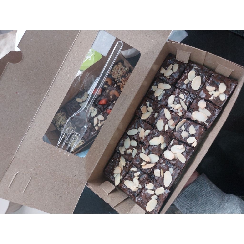 

FUDGY BROWNIES 20×10 topping almond