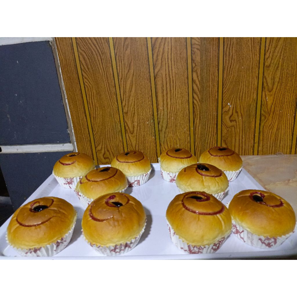 

roti manis isi strowbery/blueberry cup