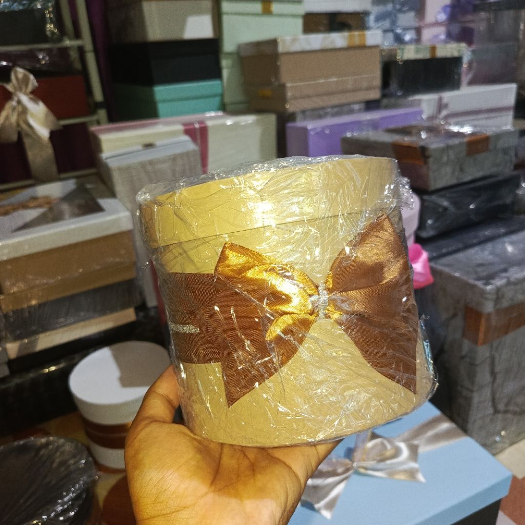 

Box Bulat Diameter 15 cm Tinggi 12 cm + Pita by Box Kado Banjarmasin