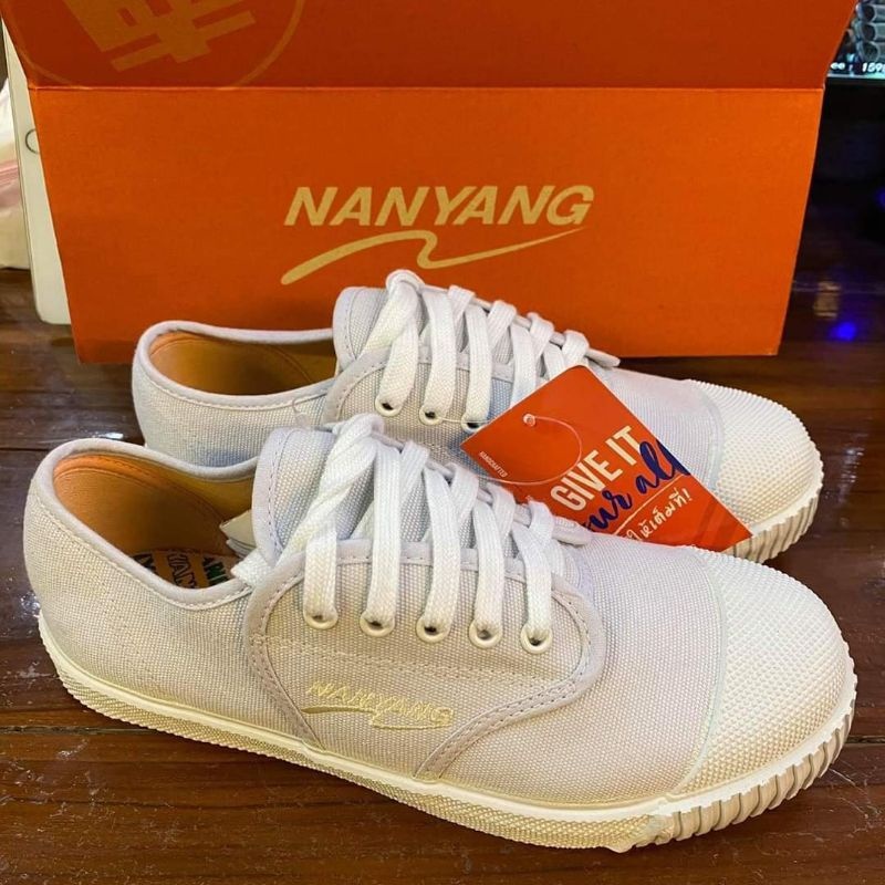 TERLARIS NANYANG PUTIH SEPATU TAKRAW ORI ORIGINAL 100% THAILAND paling banyak di cari bisa cod