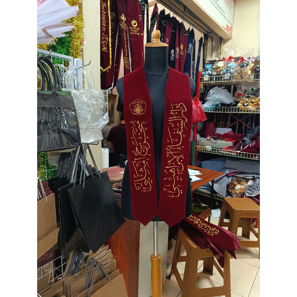 SELEMPANG WISUDA MODEL KALUNG FONT KALIGRAPHY ARAB BLAKANG V ( BORDIR MANUAL)