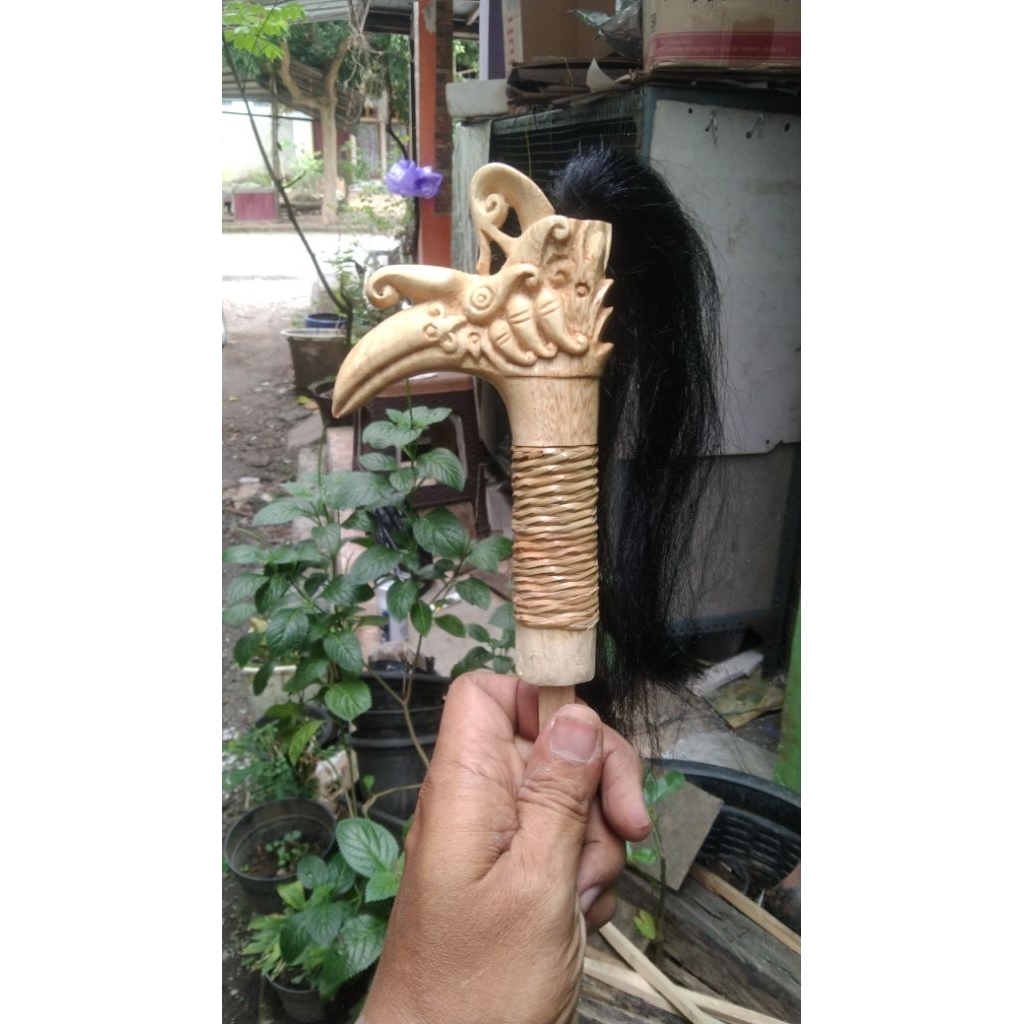 Hulu Mandau motif burung enggang