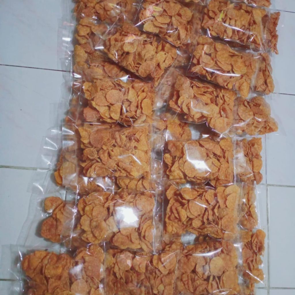 

Cemilan kue kering kemplang pedas dan gurih homemade khas Tuban