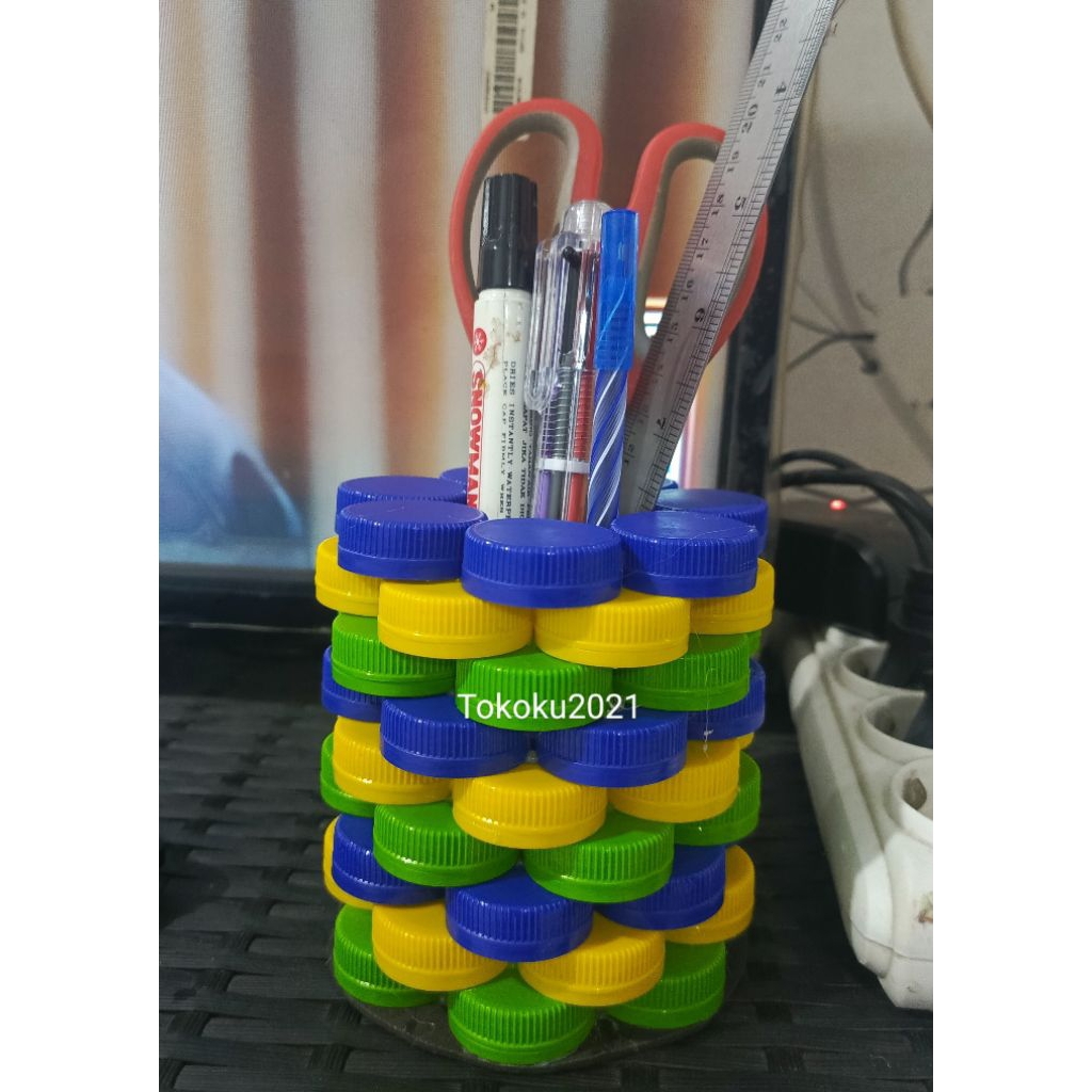 

Tempat pensil dari tutup botol plastik