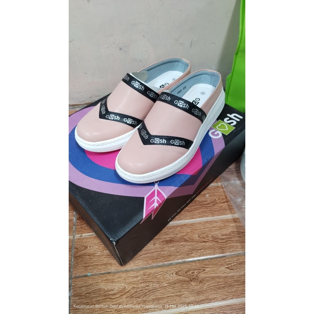 sepatu gosh