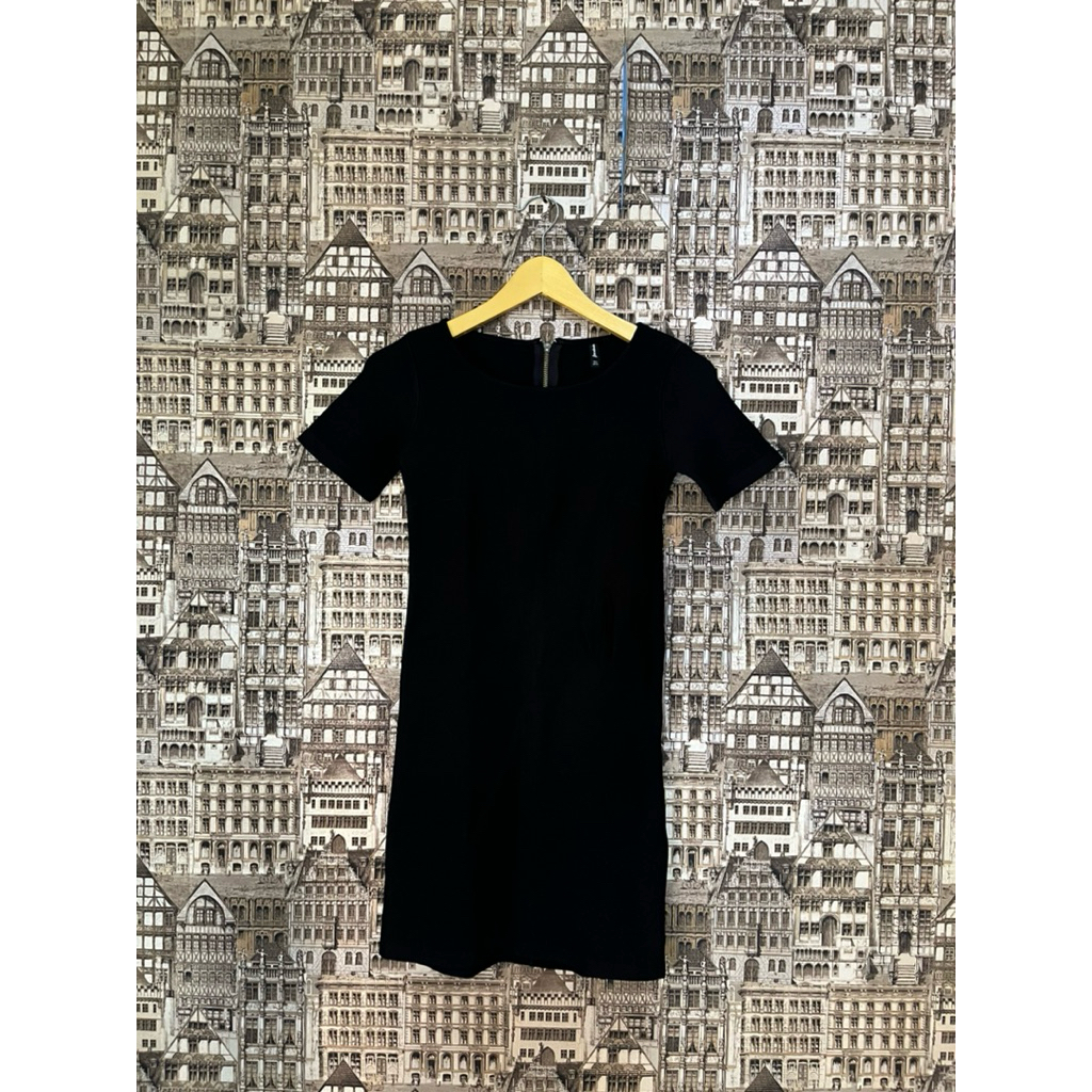 Preloved Dress Hitam Stradivarius