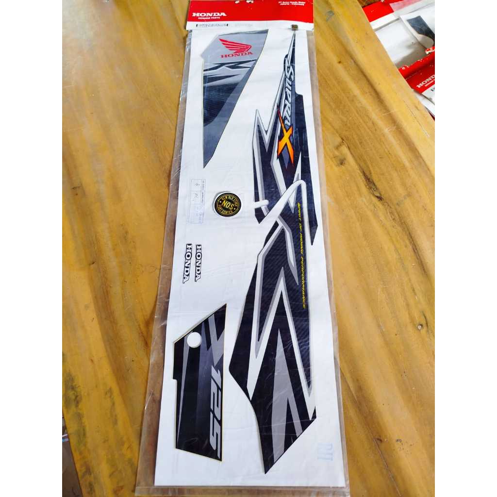 STRIPING STIKER STICKER LIST LIS BODY BODI KANAN HONDA SUPRA X 125 R 2012 HITAM ORIGINAL ORISINIL OR
