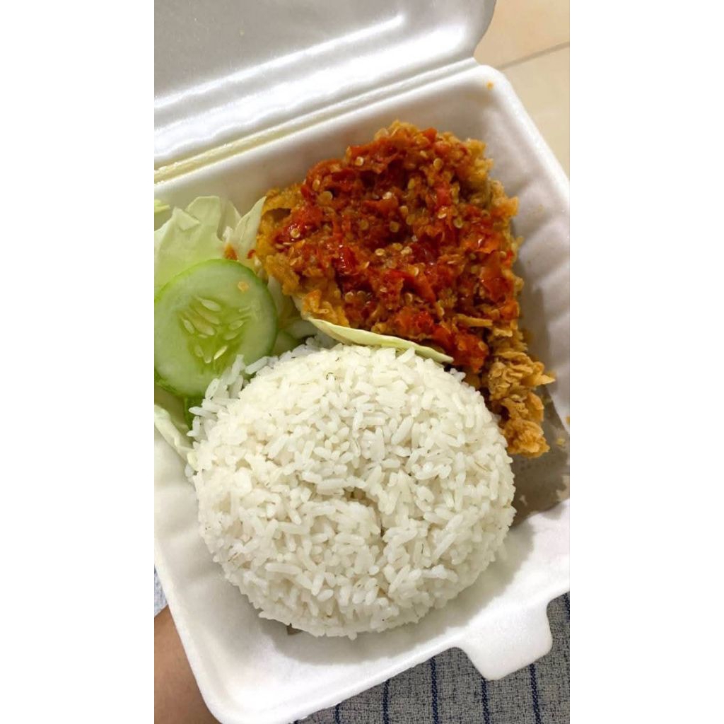 

Paket nasi fried chicken