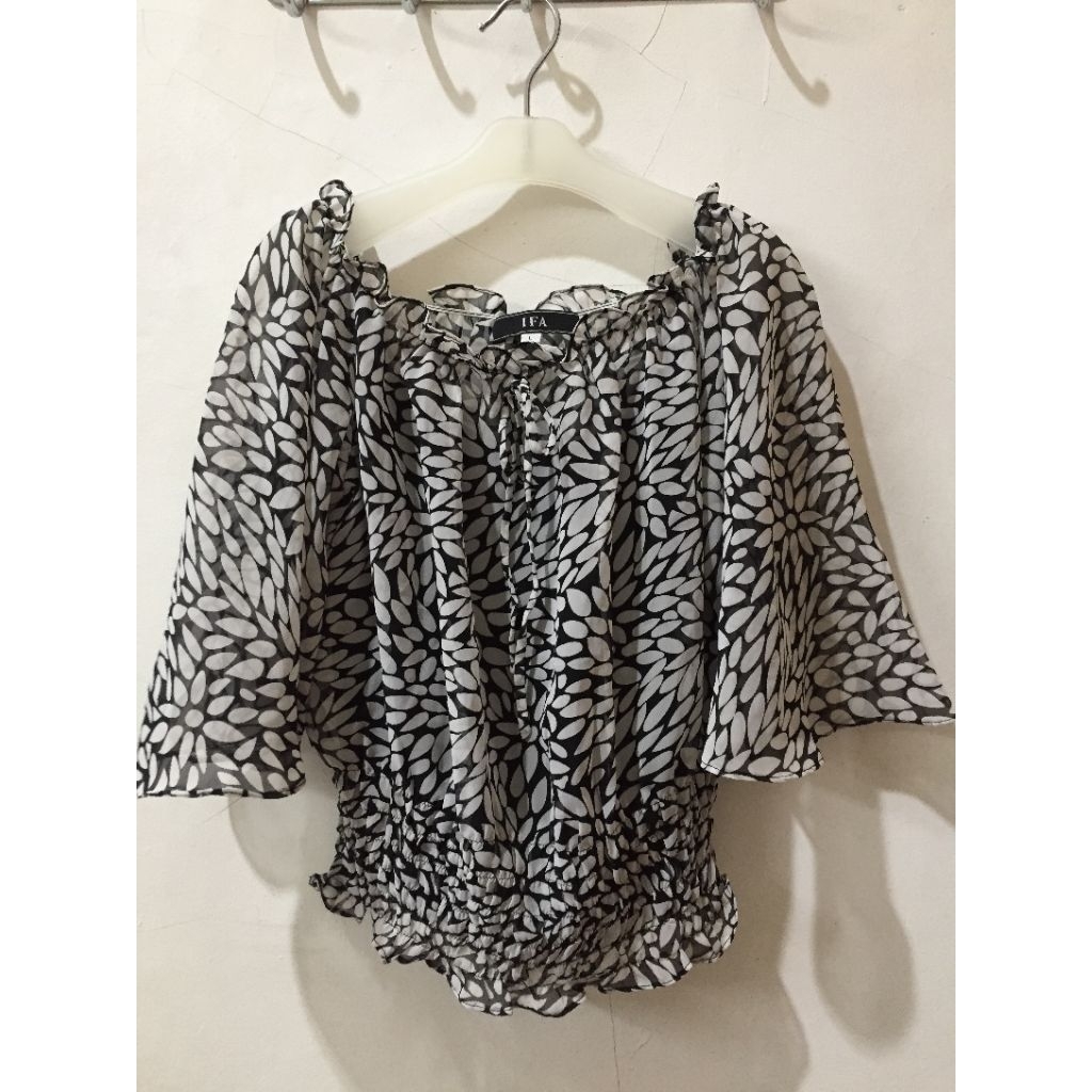 [PRELOVED] Crop Top Motif Pearl/Blouse Crop Top/Baju Sabrina/Crop Top Sabrina