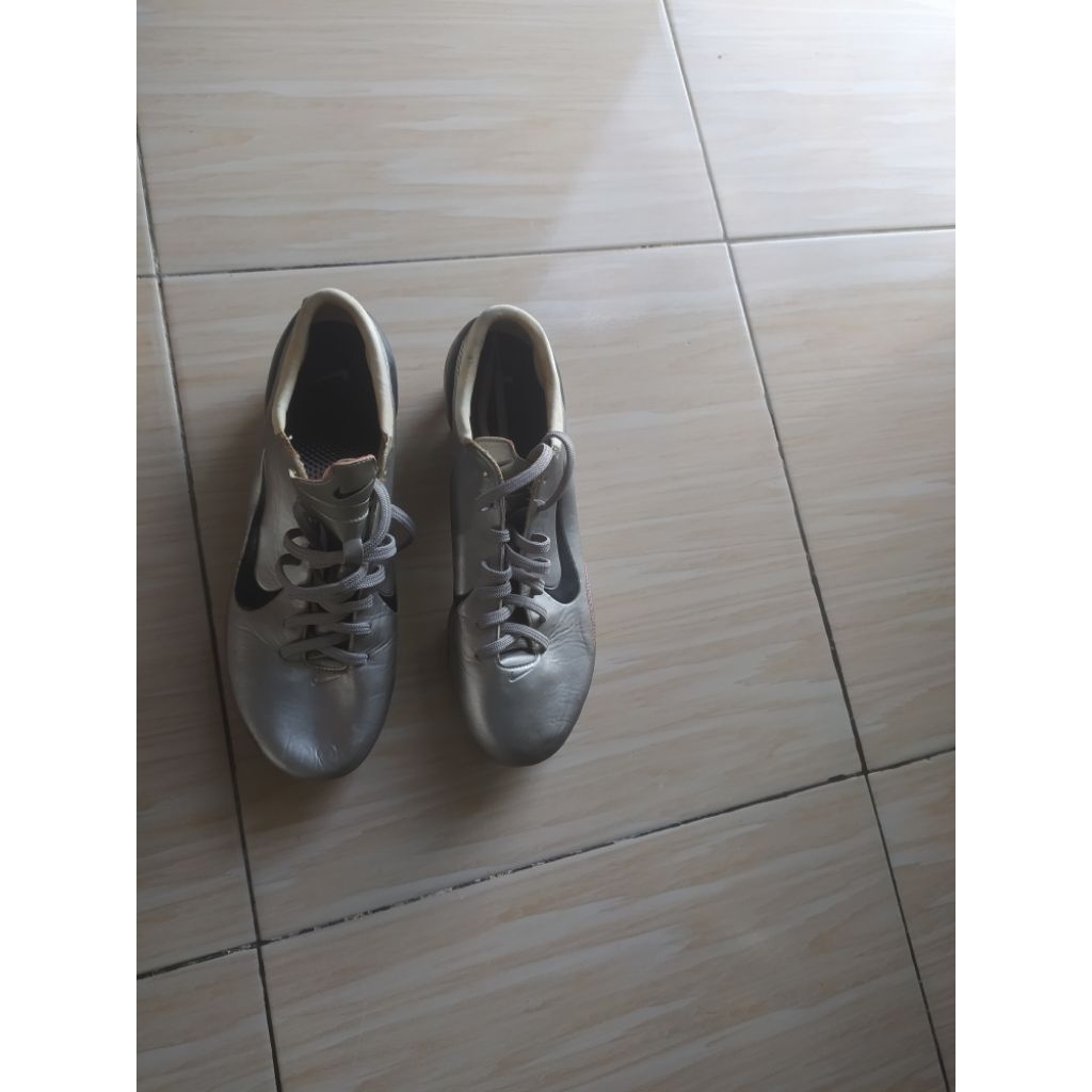 sepatu ball n (second)