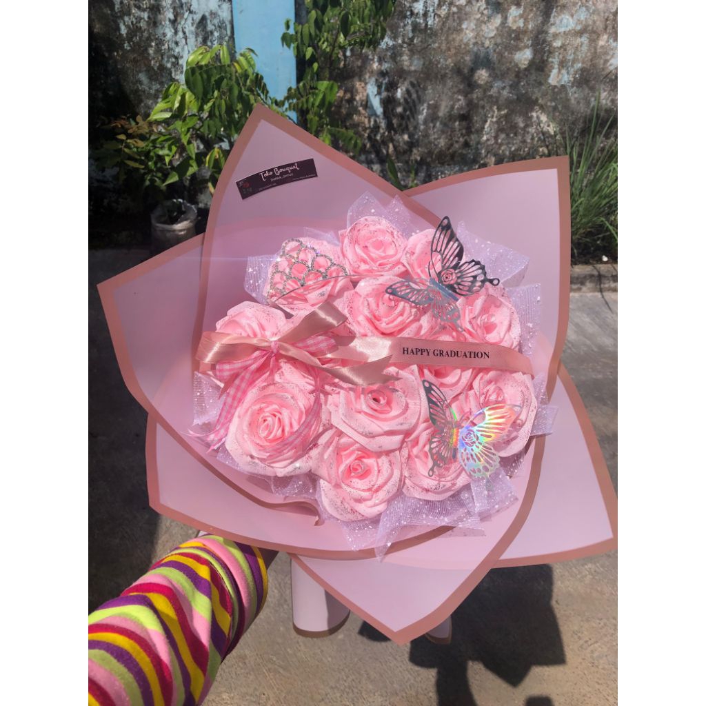 

buket round pita satin 13 tangkai pink glitter salju selempang kupu kupu mahkota buket besar