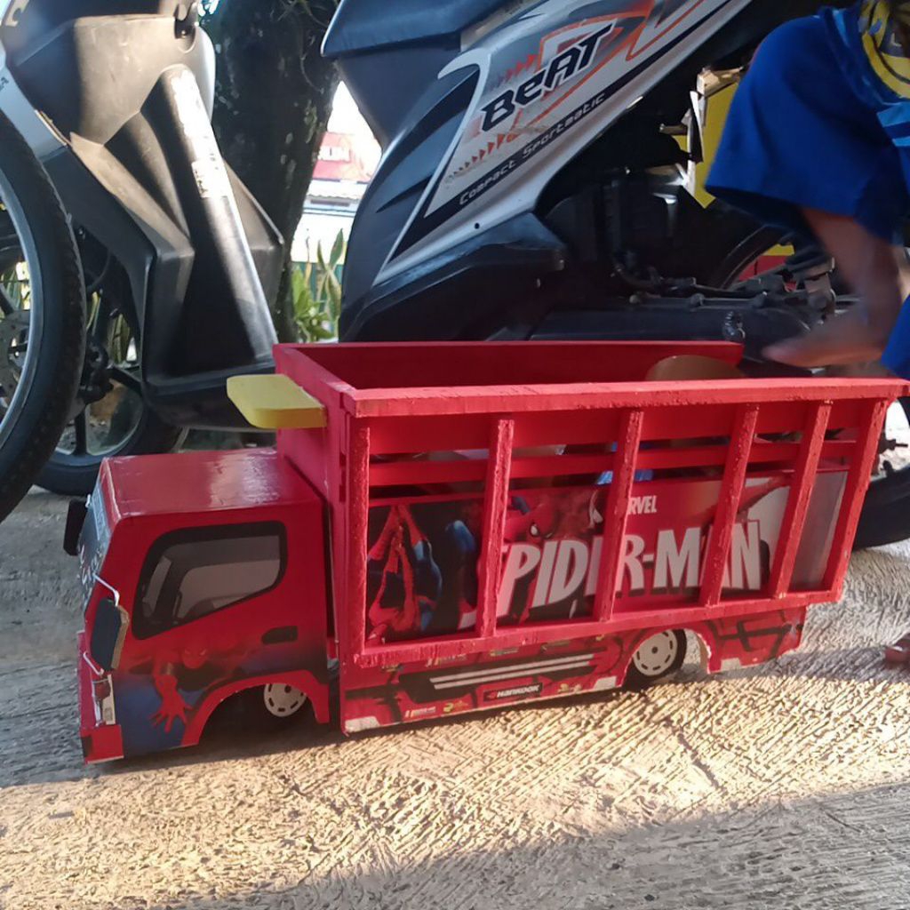 miniatur truk kayu ukuran besar warna merah spider Man sudah ada terpal pintu belakang bisa di buka