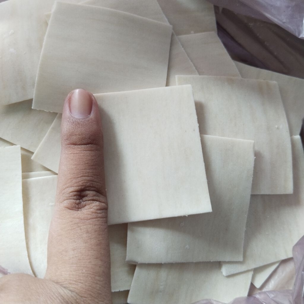 

Kulit pangsit KOTAK BESAR POTONGAN 200gr tinggal goreng