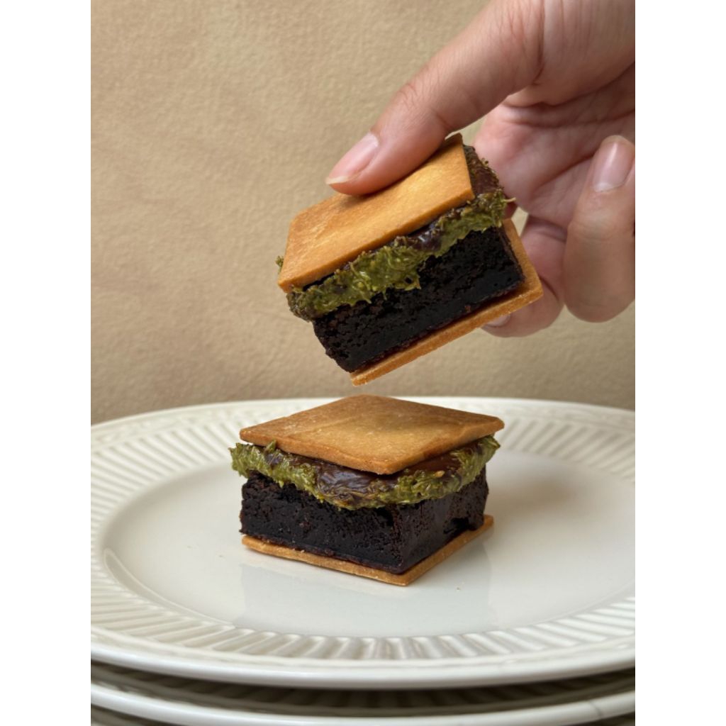 

Pistachio Kunafa Brownie Sando