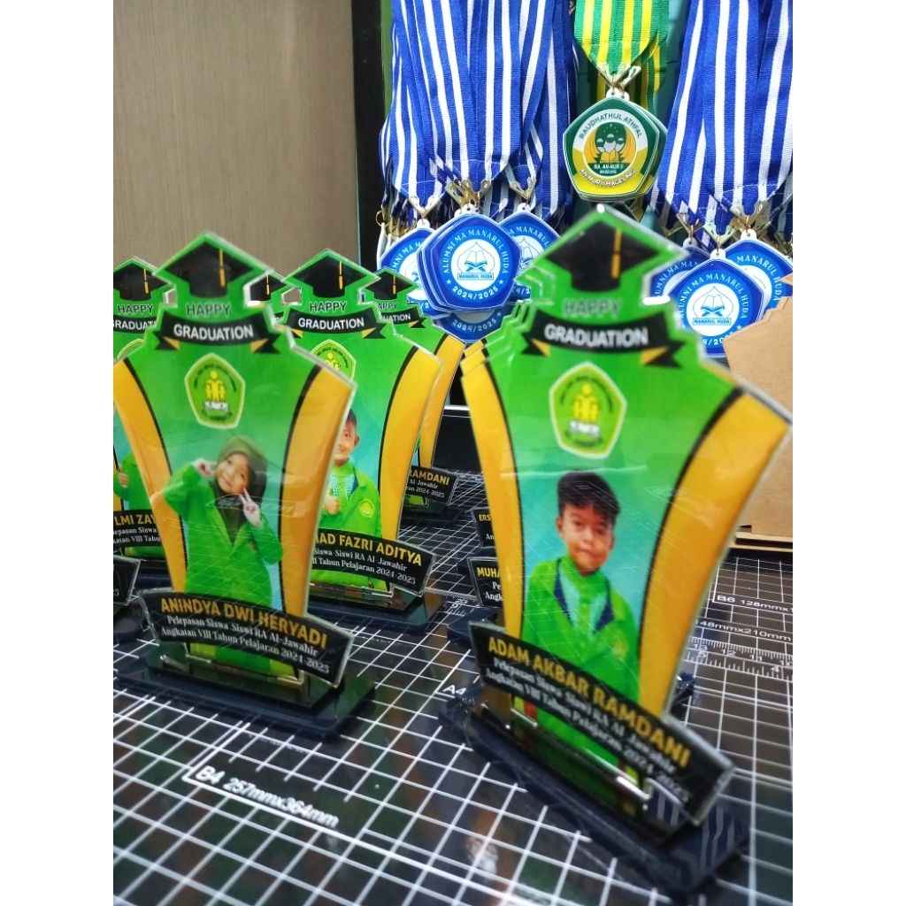 Plakat Akrilik Lapis Resin Untuk Wisuda RA-PAUD