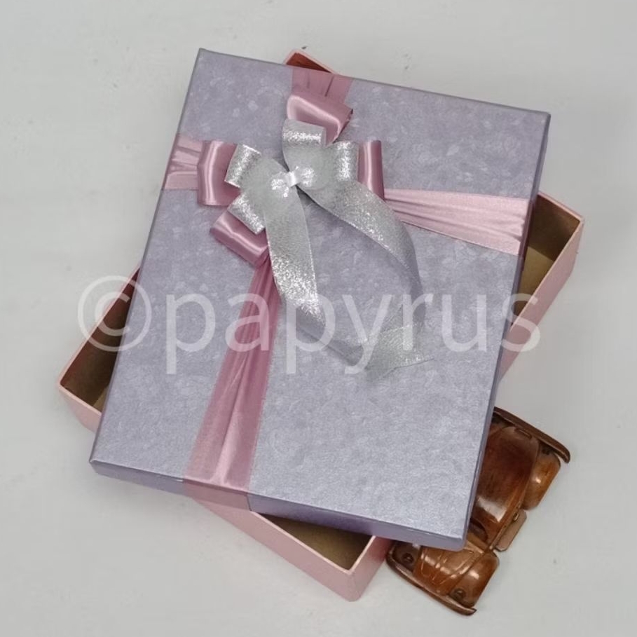 

PAPYRUS Kombinasi 22,5x27,5 Tinggi 5cm Kotak Kado Gift Box Hadiah V3