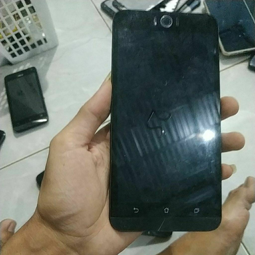 LCD FRAME SAMSUNG SELFIE ZD551KL