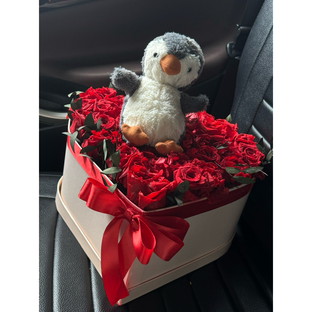 Buket penguin jellycat with rose preserved
