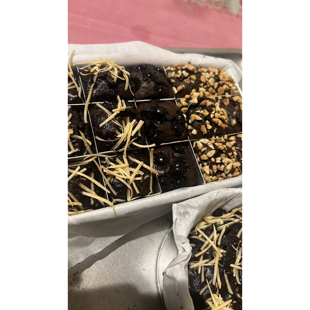 

Fudgy Brownies isi 9 bites Berbagai topping Uk 10x10
