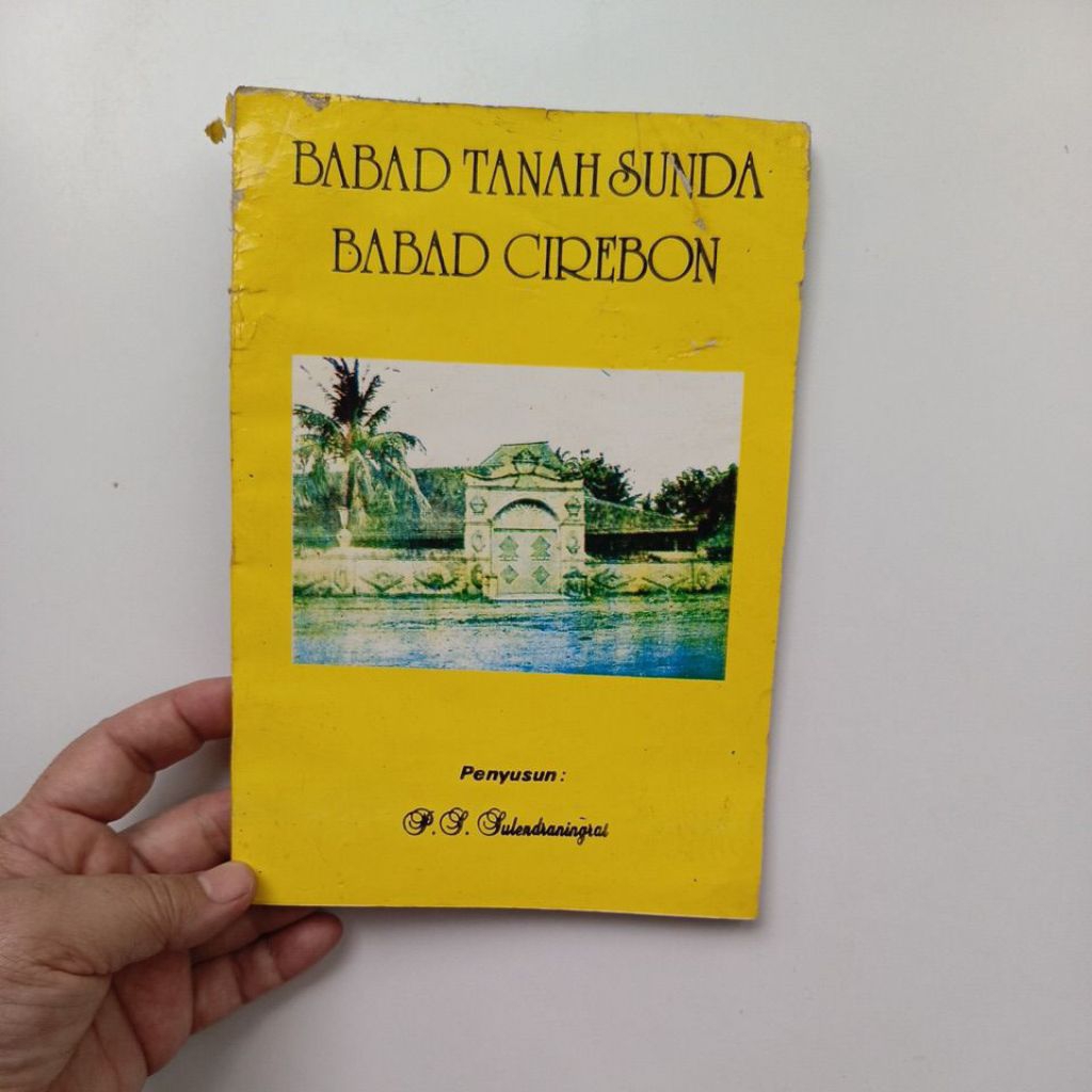 P. S. Sulendraningrat : babad tanah sunda babad cirebon