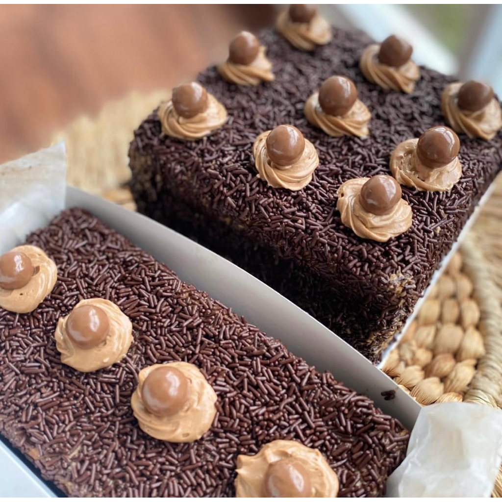 

ALMER'S CAKERY Bolu Jadoel Uk. 10 X 10 CM (ENAK)