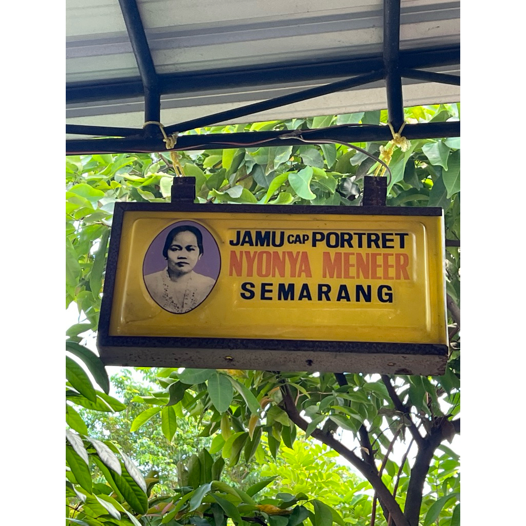 

Neon Box Jamu Cap Potret Nyonya Meneer Semarang