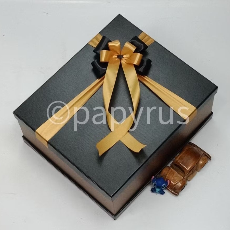 

PAPYRUS Sandwich 30x35 Tinggi 15cm Kotak Kado Gift Box V1