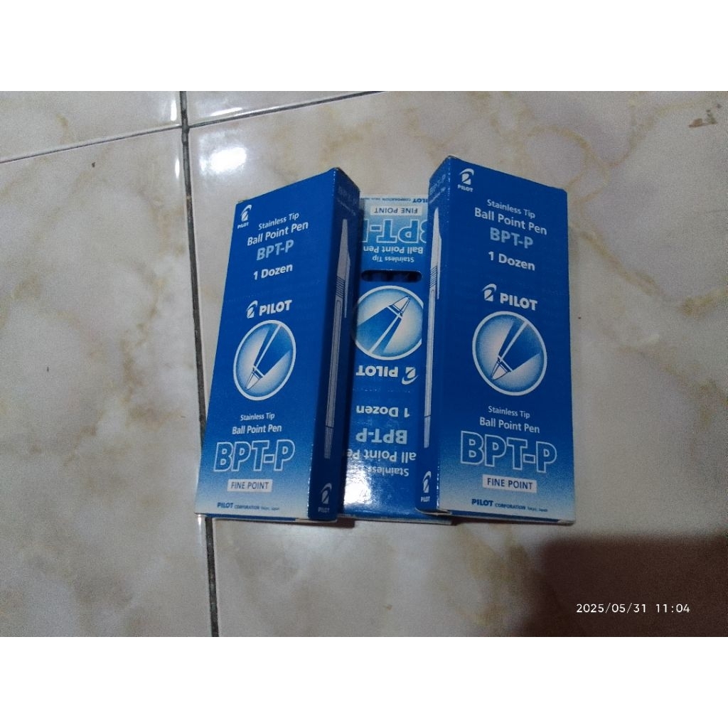 

Pulpen pilot (hitam dan biru)