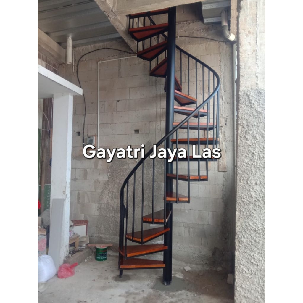 Tangga Putar Tangga Spiral pijakan kayu berkualitas dan bergaransi