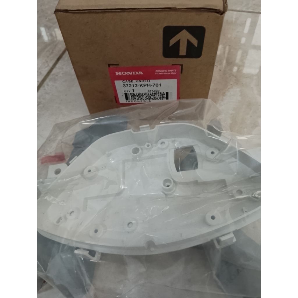 CASE ASSY UNDER RUMAH SPIDOMETER HONDA SUPRA X 125 LAMA SUPRA X 125 FI BATMAN ORIGINAL 37212-KPH-701