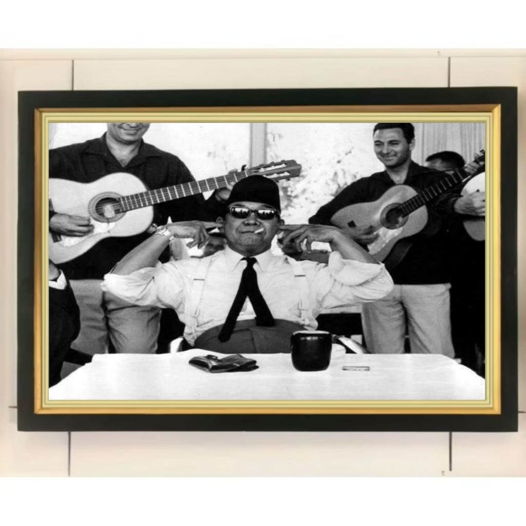 Hiasan dinding poster Ir Soekarno plus Bingkai ukuran 53*35