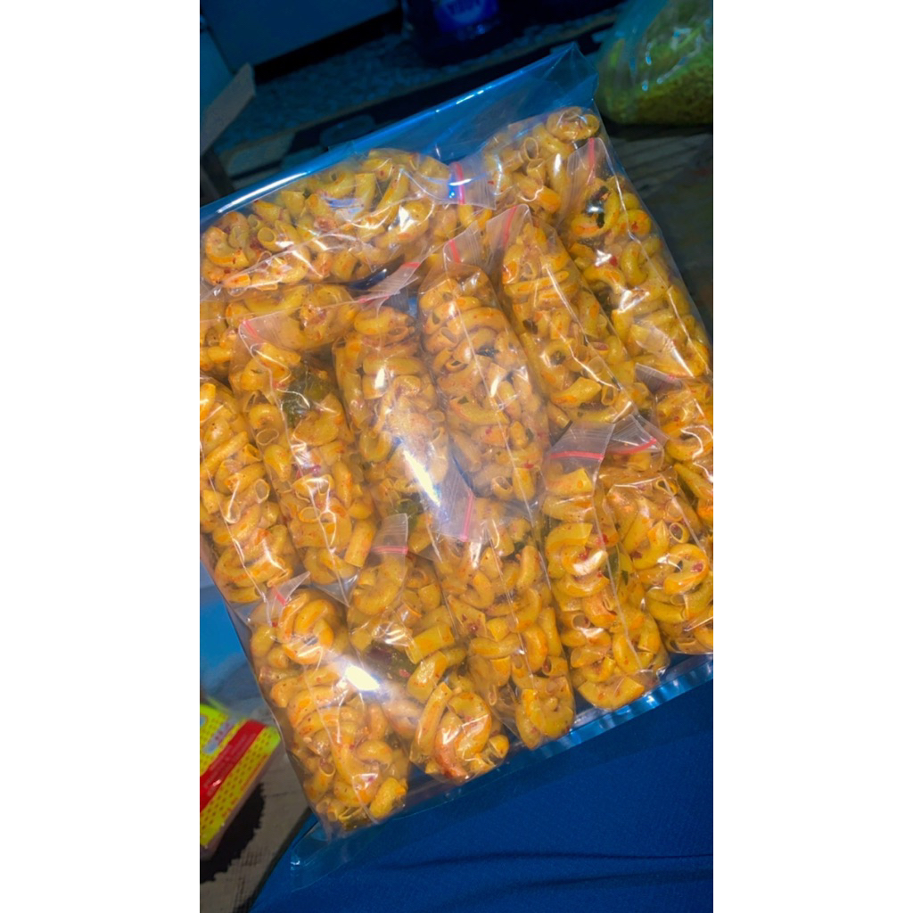 

Makaroni Jhontor chilli oil 1 pak isi 15pcs bisa untuk dijual di warung atau di toko-toko