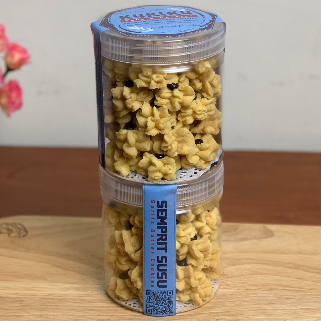 

Kukiku Semprit Susu Cookies Kue Kering Premium Butter Toples 600 ml 270 gram
